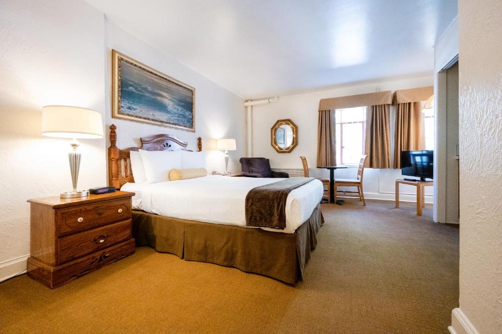 Deluxe Queen Studio (No Air-Conditioning) interior